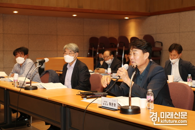하은호 군포시장 당선인(앞줄 오른쪽에서 첫 번째)이 군포시 업무보고를 받으면서 당부사항을 전하고 있다. <사진=군포시>