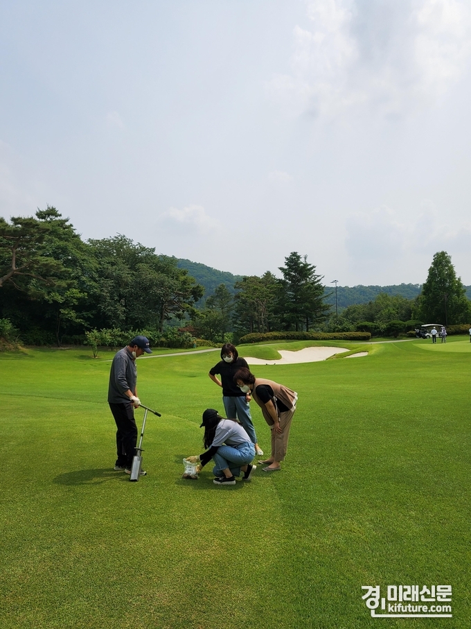 경기도보건환경연구원 관계자들이 경기도의 한 골프장에서 시료를 채위하고 있다. <사진=경기도>