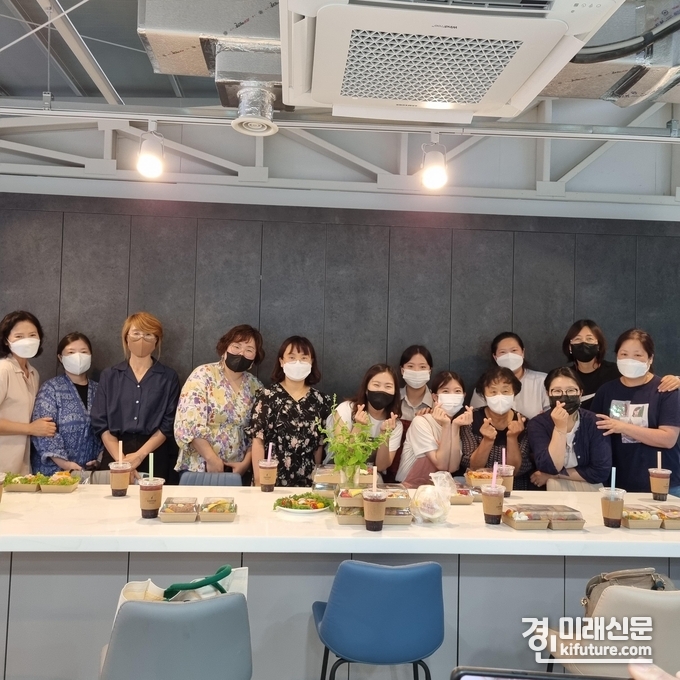 27일 화성시생활문화창작소 '키친랩' 청년들이 '코리요 볶음밥'을 만드는 쿠킹클래스를 개최하고 기념촬영을 하고 있다. <사진=화성시> 