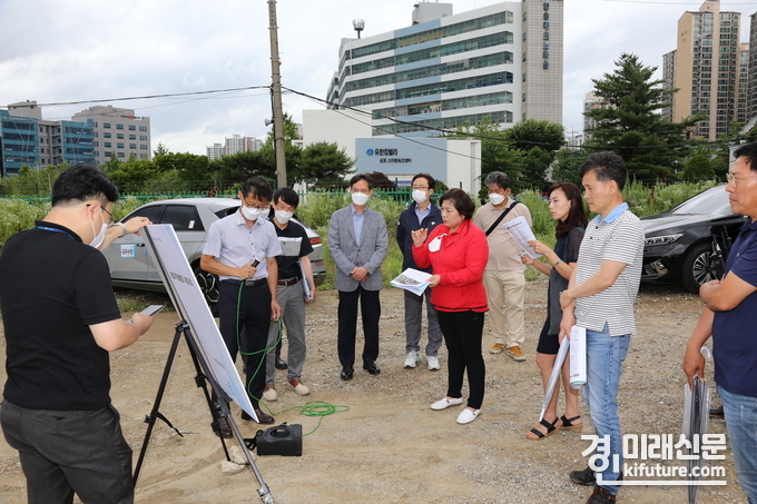  군포시장직 인수위원회가 시 관계자로부터 공업지역 활성화 시범사업에 대해 설명을 듣고 있다. <사진=군포시>
