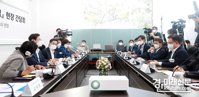 5일 용인 반도체 클리스터 조성사업 현장을 방문한 김동연 경기지사가 현장 간담회를 주재하고 있다. <사진=경기도>