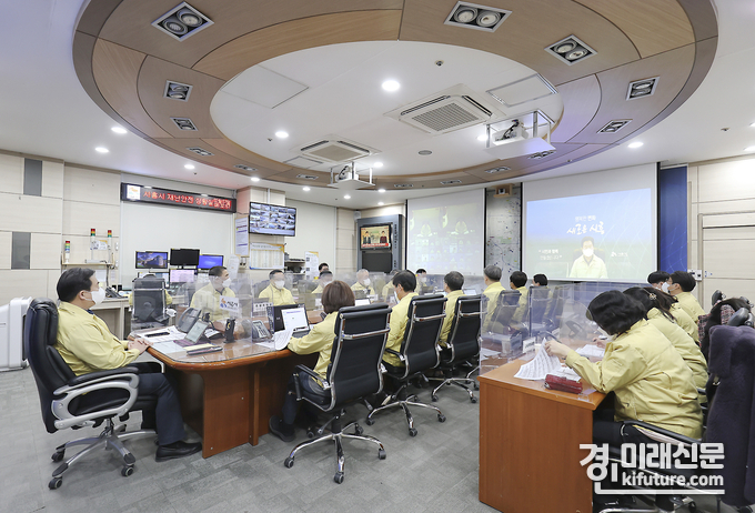 지난 7일 임병택 시흥시장(왼쪽) 및 관계자들이 코로나19 재유행 대비 대책회의를 하고 있다. <사진=시흥시>