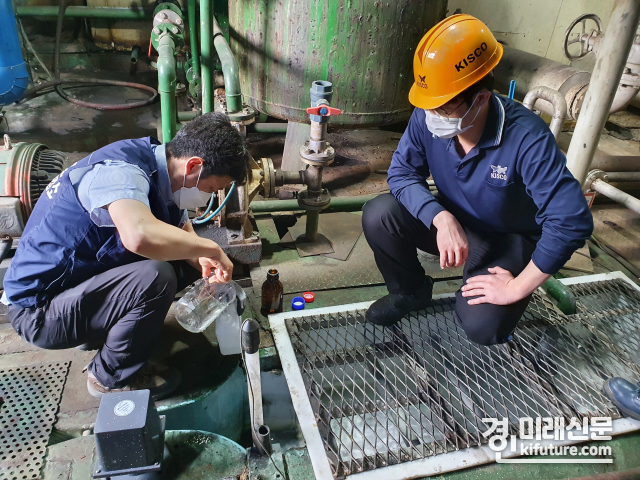 경기도 관계자들이 환경오염물질 배출사업장을 점검하고 있다. <사진=경기도>