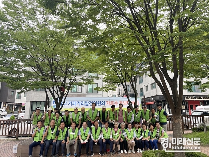 광교카페거리발전위원회 회원을 비롯한 관계자들이 기념 촬영을 하고 있다. <사진=수원시> 