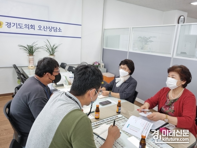 김미정 경기도의원이 지역민원 해결을 위해 오산시 관계자와 업무협의를 진행하고 있다. <사진=경기도의회>