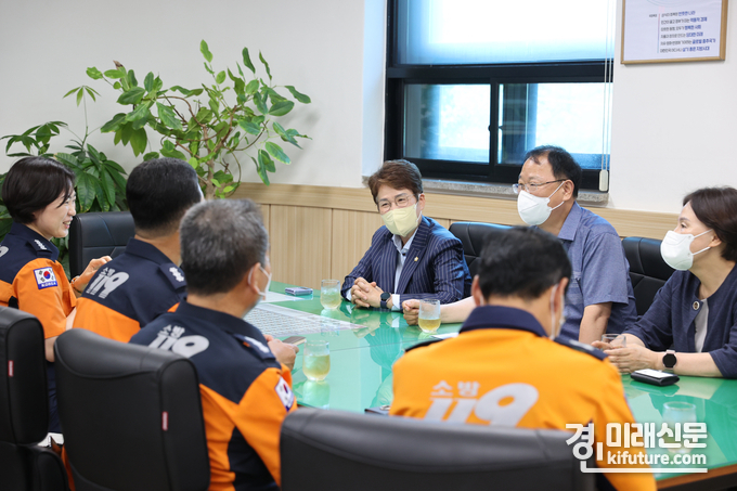 시흥시의원들이 시흥소방서를 방문해 긴밀한 협조 관계 강화에 대해 의견을 나누고 있다. <사진=시흥시의회> 