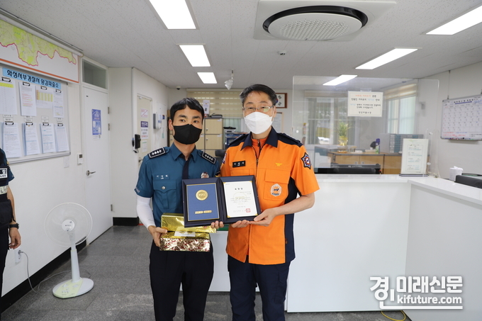 이정식 화성소방서장(오른쪽)이 1일 양감파출소를 방문해 이상화 경사에게 하트세이버를 수여하고 기념촬영을 하고 있다. <사진=화성소방서> 