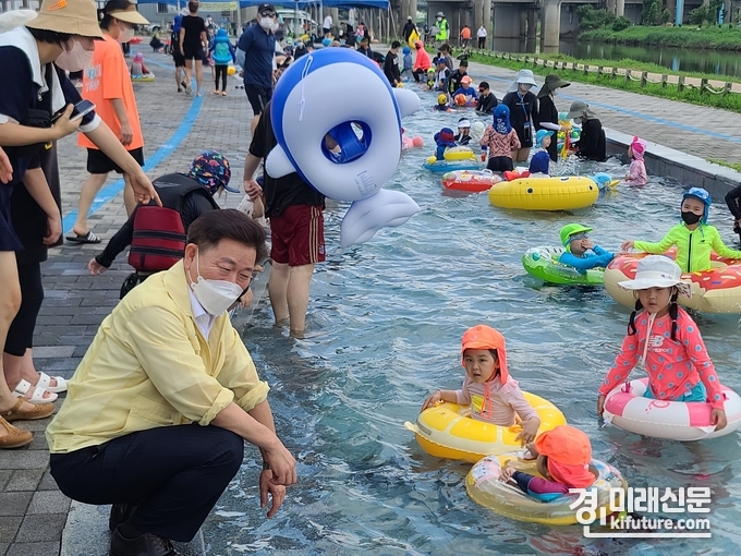 박승원 광명시장이 지난 5일 안양천 어린이 물놀이장을 방문해 이용자들의 안전 및 시설을 둘러보고 있다. <사진=광명시>