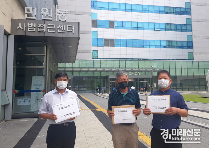 백종호 (주)화성신진 중장비전문학원 부장, 이동수 천주교 마도성당 사목회총회장, 이양섭 마도면 주민자치회장(왼쪽부터)이 동물장묘시설 건립을 막아달라는 탄원서를 제출하기 위해 법원을 방문하고 있다. <사진=독자제공> 