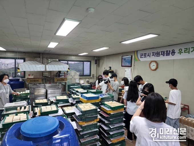 군포시 학생 14명이 폐식용유를 이용한 EM비누 제작과정을 둘러보고 있다. <사진=군포도시공사>