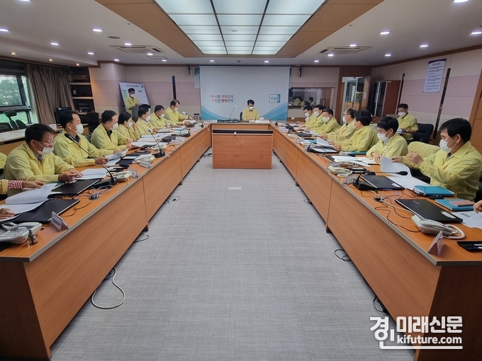 하은호 군포시장이 16일 호우피해 복구 관련 회의를 주재하고 있다. <사진=군포시>