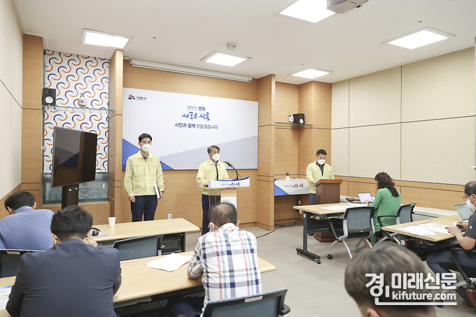 이종성 시흥시 환경국장이 16일 옥구천 폐수관련 브리핑을 하고 있다. <사진=시흥시>
