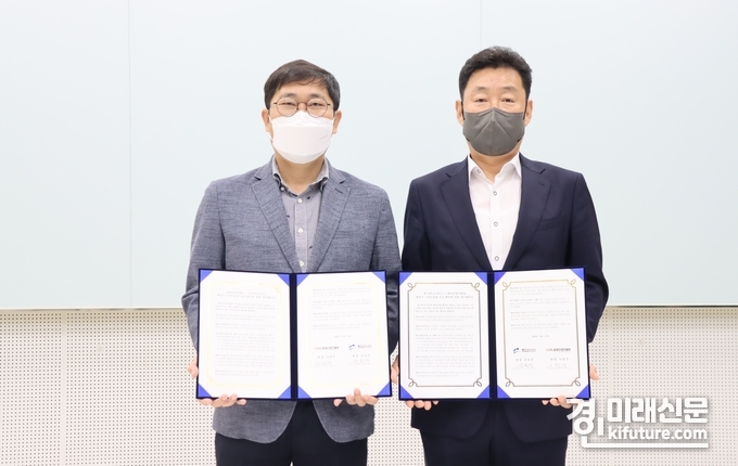 나원주 화성산업진흥원장(왼쪽)과 유동준 경기테크노파크 원장이 업무협약(MOU) 체결 후 기념촬영을 하고 있다. <사진=화성산업진흥원>