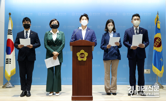 경기도의회 더불어민주당 대변인단은 지난 16일 정례브리핑을 통해 "수해로 인한 피해가 조속히 복구될 수 있도록 최선의 노력을 다하겠다"고 밝히고 있다.