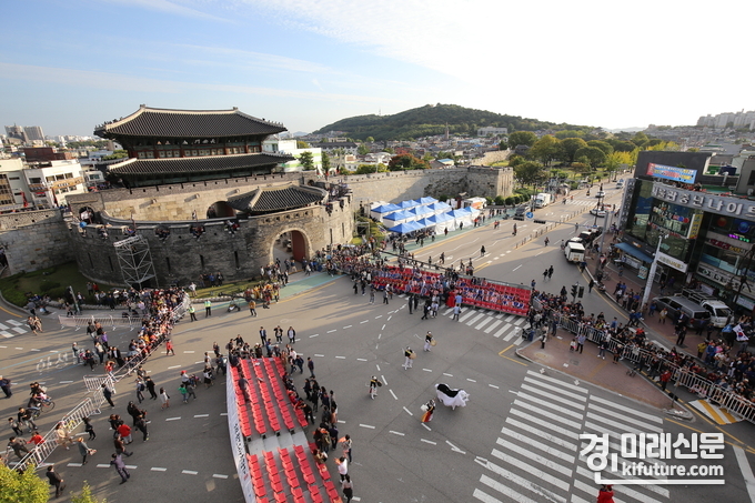 지난 2018 정조대왕 능행차 공동재현 모습. <사진=수원문화재단>