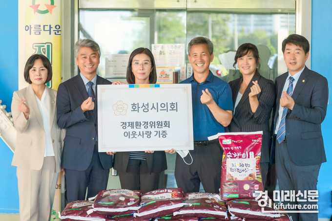 경제환경위원회 조오순 위원장 및 위원들은 지역아동센터를 방문, 위문품을 전달한 가운데 관계자들과 기념촬영을 하고 있다. <사진=화성시의회>