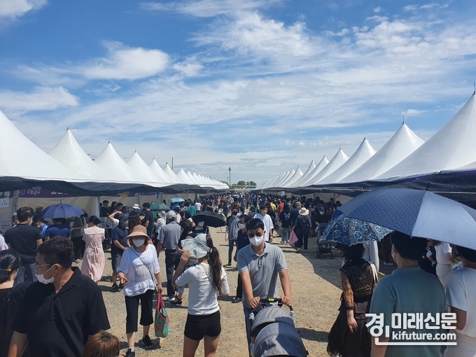화성시, '제8회 화성송산포도축제' 농산물 판매부스에 전국에서 몰려든 관광객들로 인산인해를 이루고 있다. <사진=민경호 기자>