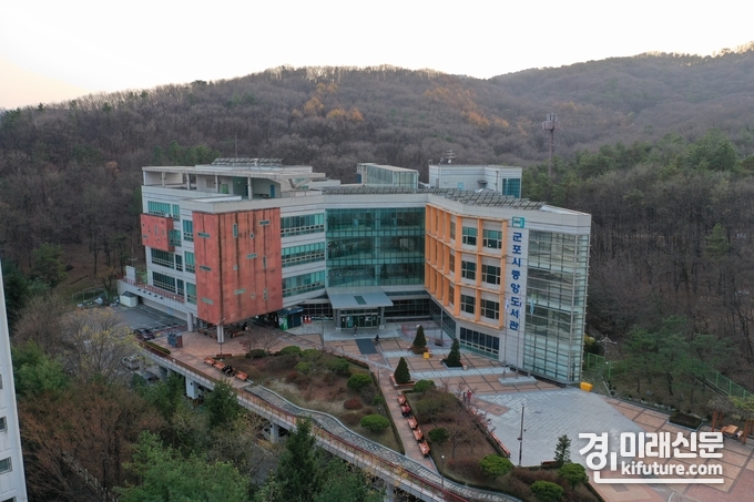 군포시 중앙도서관 전경. <사진=군포시>