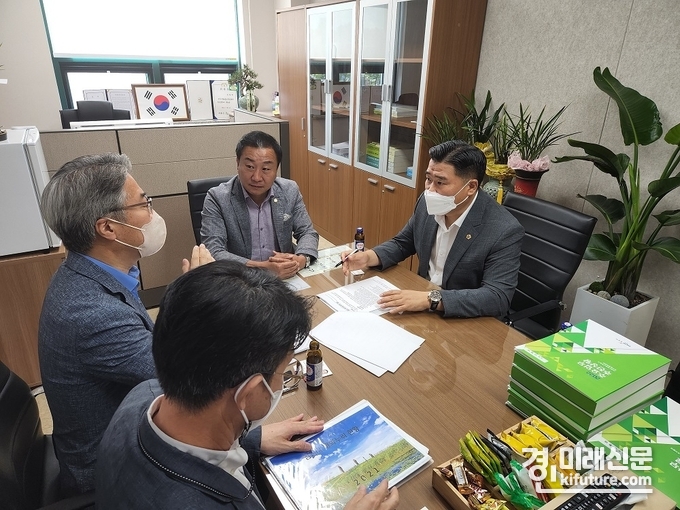 이한국 경기도의원(오른쪽)이 관계자들과 경기관광공사 DMZ사업 발전방향 모색 간담회를 갖고 있다.