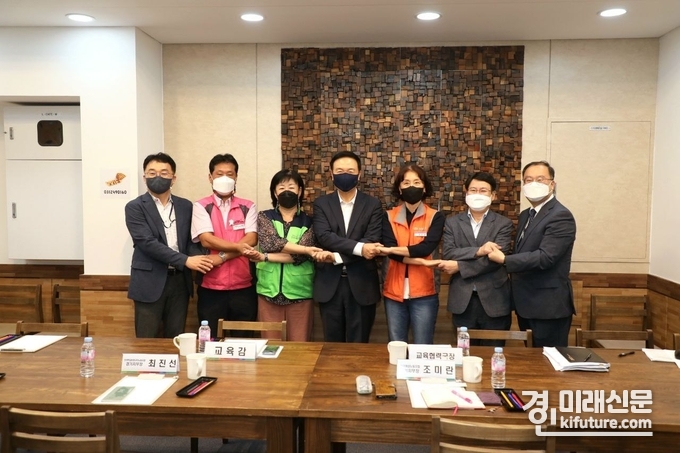 임태희 경기도교육감(가운데)이 협력적 노사문화 위해 학교비정규직연대회의와 소통한 가운데 기념촬영을 하고 있다. <사진=경기도교육청>