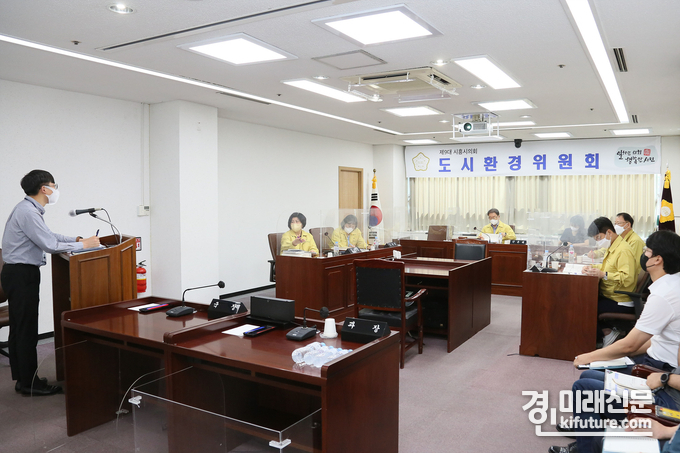 시흥시의회 도시환경위원회가 대중교통관련 업무 보고를 받고 있다. <사진=시흥시의회>