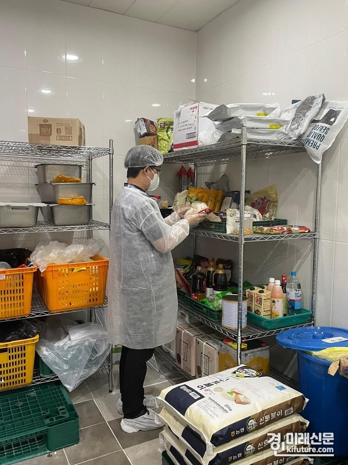 경기도 관계자가 식자재 등을 점검하고 있다. <사진=경기도>