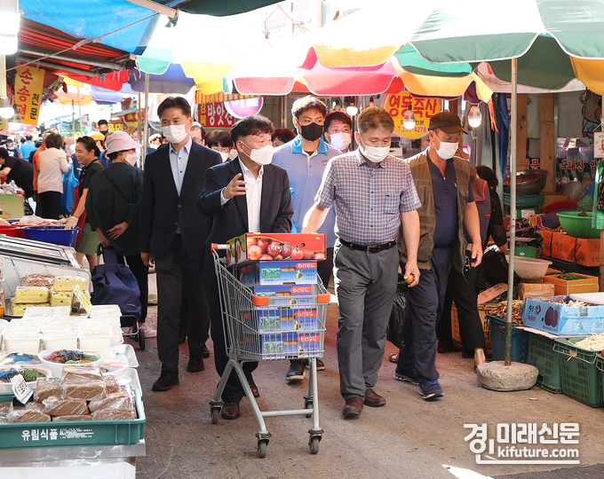 경기도의원들이 추석명절을 앞둔 7일 수원시 화서시장에서 장보기 행사를 갖고 있다. <사진=경기도의회>