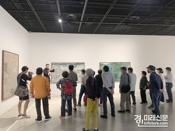 청각 장애인 대상 전시 감상 프로그램 '우리 모두 하나!' 진행 모습. <사진=수원시립미술관>