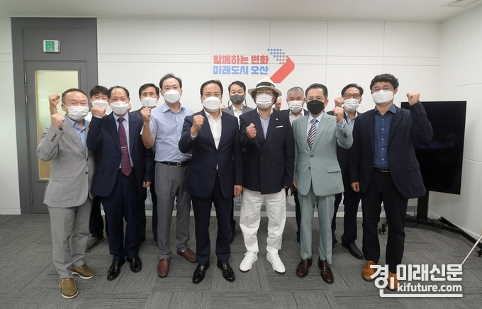이권재 오산시장이 입주자연합회와 간담회를 갖고 기념촬영을 하고 있다. <사진=오산시>