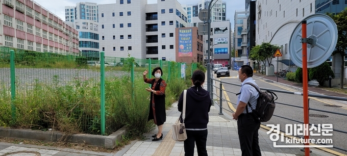 이애형 경기도의원이 세류1동 세류초등학교 후문 임시주차장 현장점검을 하고 있다. <사진=경기도의회>