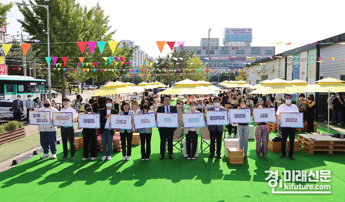 시흥시의회가 청년축제에서 참가자들과 단체 사진을 촬영하고 있다. <사진=시흥시의회>