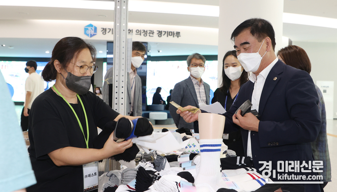 염종현 경기도의장이 '공감, 개성 잇는 개성공단 전시회'에서 제품을 구입하고 있다. <사진=경기도의회>