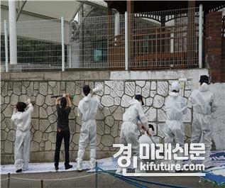 화성동탄경찰서 등 관계자들이 벽면 도색 봉사활동에 참여하고 있다. <사진=화성동탄경찰서> 