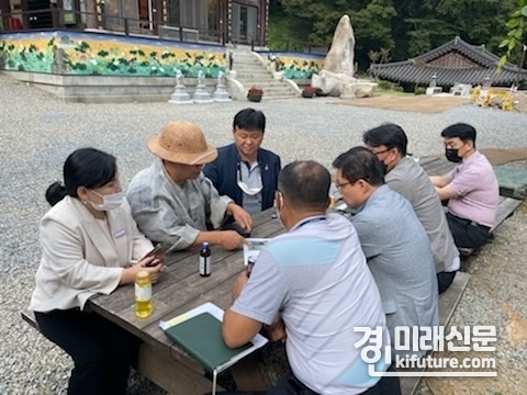 성기황 경기도의원이 수리산도립공원 수리사 석축붕괴 현장에서 관계자들과 대책을 논의하고 있다. <사진=경긱도의회>