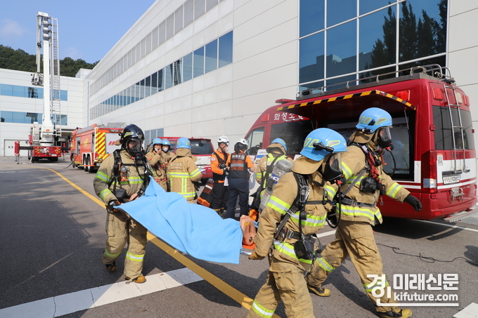 화성소방서는 23일 ㈜한미약품 팔탄공장에서 2022년 긴급구조 종합훈련을 실시하고 있다. <사진=화성소방서>