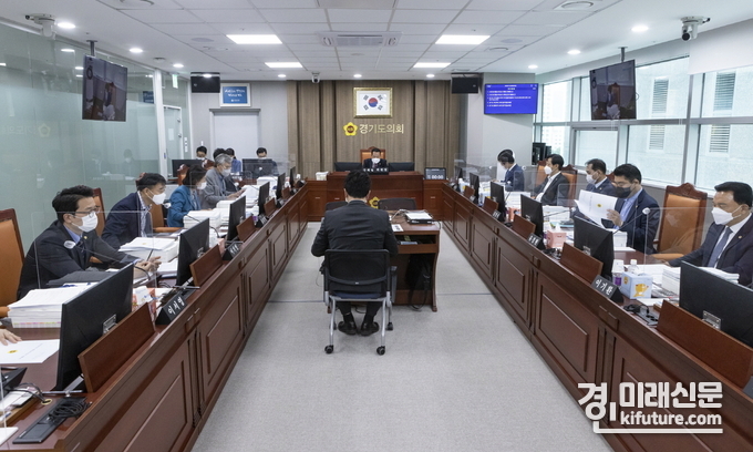 경기도의회 안전행정위원회가 '2022년 제2회 추경예산안'을 심의하고 있다. <사진=경기도의회>