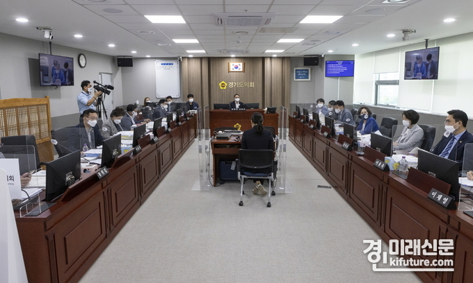 경기도의회 경제노동위원회가 제2회 추경 및 경기도 기금운용계획 변경안 심의르르 하고 있다. <사진=겨익도의회>