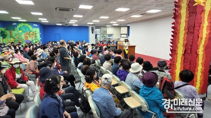 군포경찰서는 군포제일교회 강당에서 일자리 창출 어르신 대상으로 교통사망사고 예방 교통안전교육을 실시하고 있다. <사진=군포경찰서>