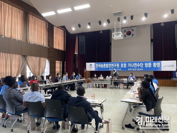평택시농업기술센터를 방문한 아프리카 가나 농업연수단에게 농업정책에 대한 설명을 하고 있다. <사진=평택시>