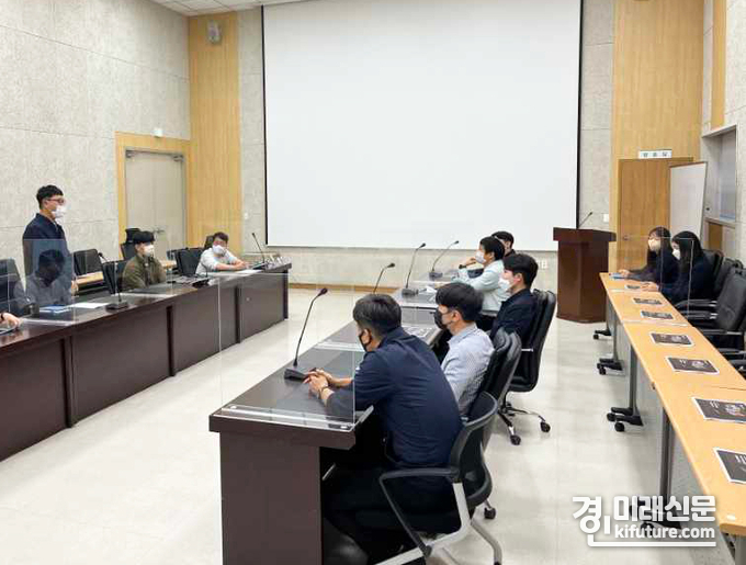 GH 제2대 김슬기 노동이사가 현장 직원들과 간담회를 진행하고 있다. <사진=GH>