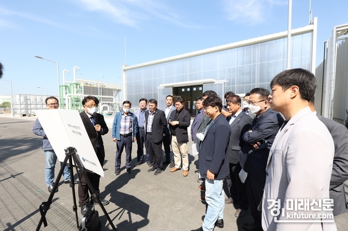 경기도의회 도시환경위원회는 수소생산시설을 둘러보고 관계자에게 설명을 듣고 있다. <사진=경기도의회> 
