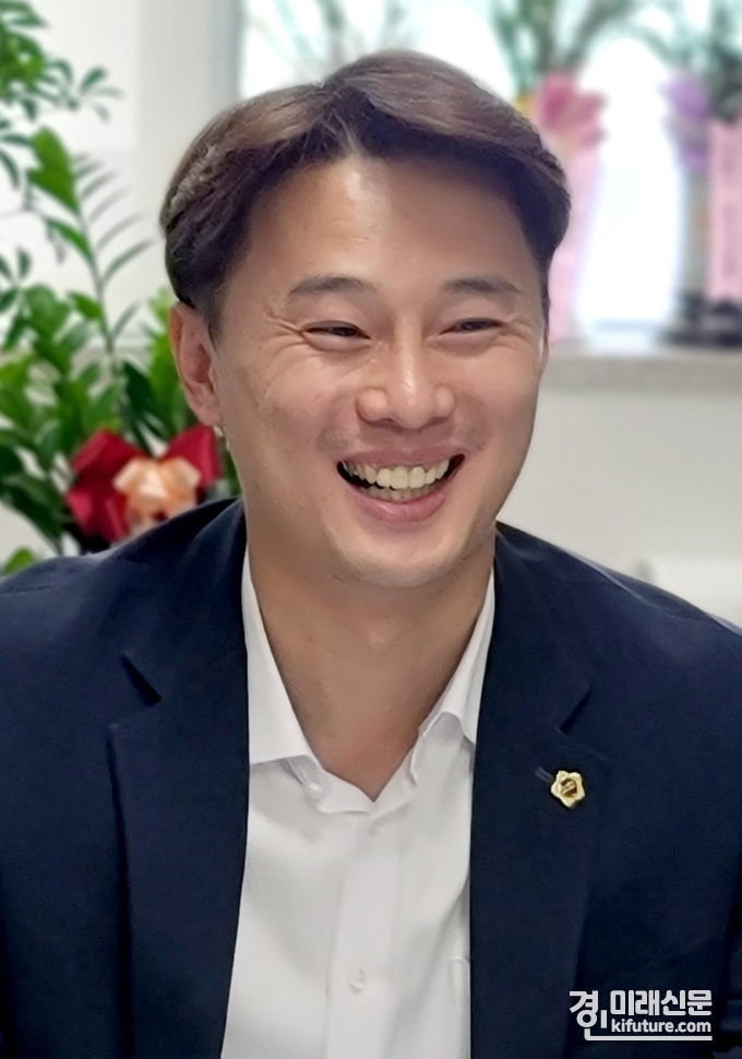 황대호 경기도의원이 인터뷰 도중 자신의 별명인 '범(호랑이)'과는 전혀 다른, 해맑게 웃는 모습을 보여주고 있다. <사진=문수철 기자>
