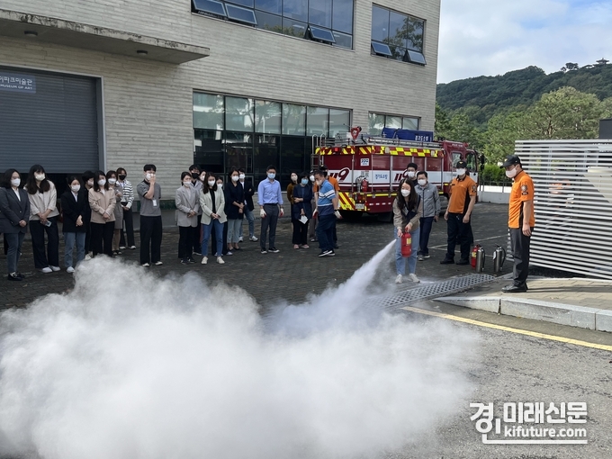 수원시립미술관이 4일 수원남부소방서 매산119안전센터와 소방훈련을 실시하고 있다. <사진=수원시립미술관>