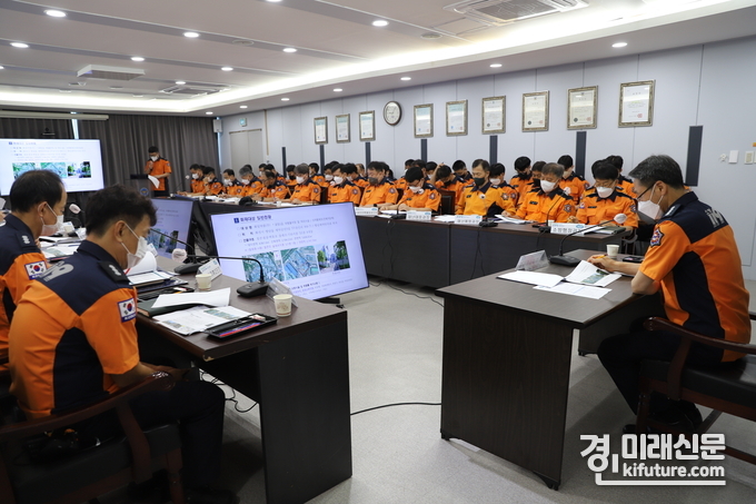 화성소방서가 지난달 30일 발생한 화재에 대한 소방활동 검토 회의를 진행하고 있다. <사진=화성소방서>