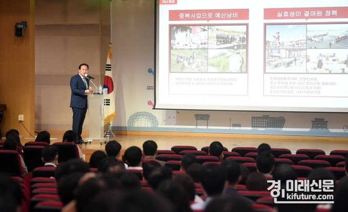 이권재 오산시장이 4일 대회의실에서 열린 월례조회에서 정책방향을 설명하고 있다. <사진=오산시>