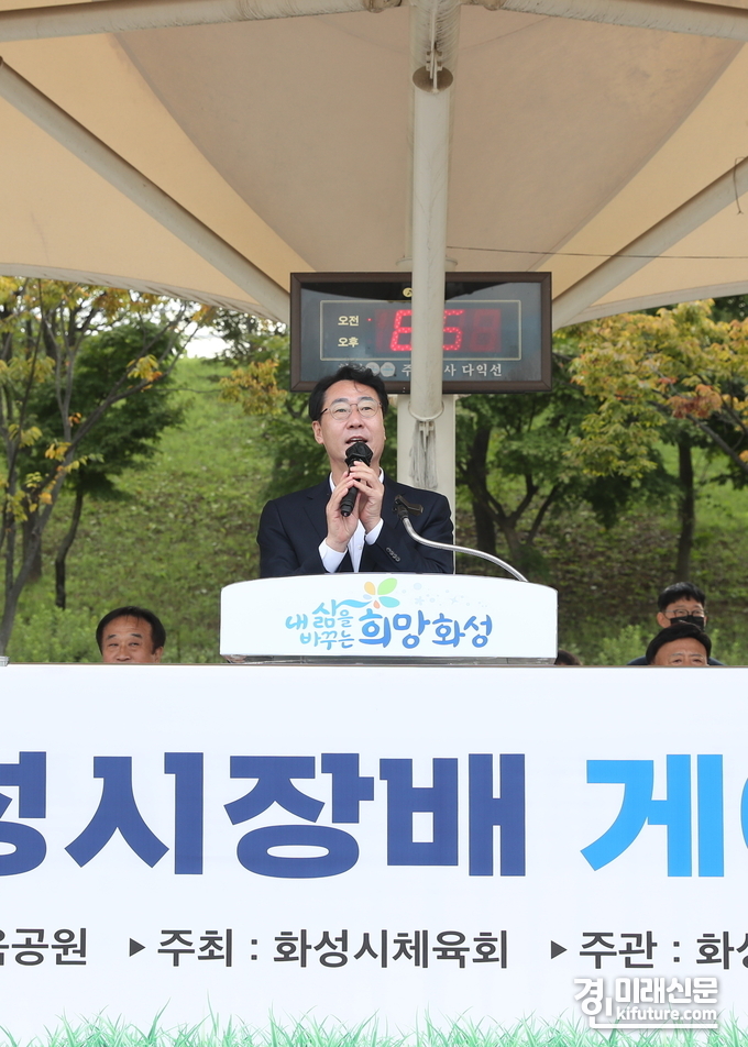  정명근 화성시장이 '제8회 화성시장배 게이트볼대회'에서 개회사를 하고 있다. <사진=화성시>