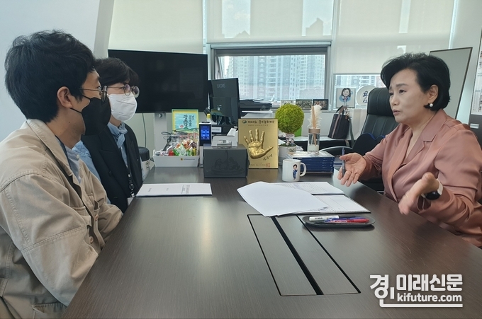 정윤경 경기도의원(오른쪽)이 2023년도 경기도교육청 남북교육교류협력기금 서면 심의를 진행하고 있다. <사진=경기도교육청>