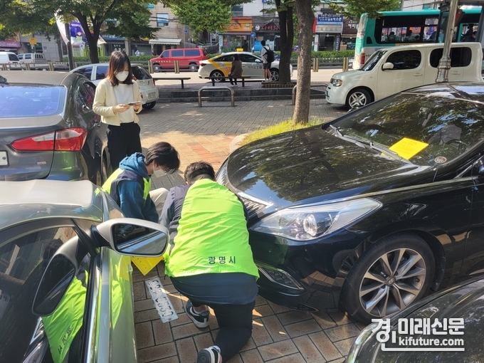 광명시 관계자들이 체납차량 번호판을 영치하고 있다. <사진=광명시>