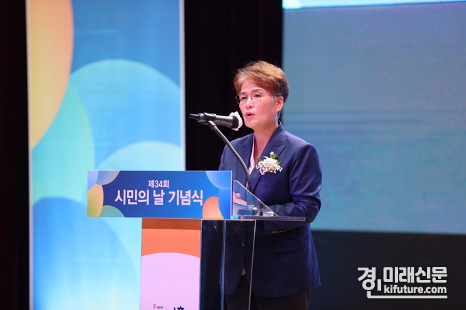 송미희 시흥시의회 의장이 시청 늠내홀에서 열린 제34회 시민의 날 기념식에서 축사를 하고 있다. <사진=시흥시의회>