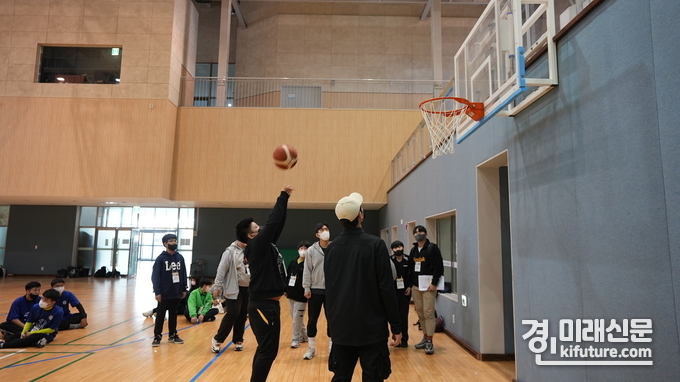 성남시장애인체육회가 12일 성남종합스포츠센터 및 성남실내체육관에서 '특수교육대상 어울림 스포츠클럽 한마당'을 개최하고 있다. <사진=경기도장애인체육회>